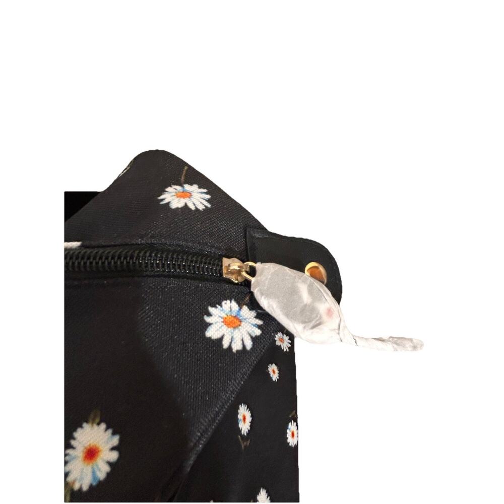 Alice + Olivia Daisy Print Canvas Duffle Bag & Reversible Bucket Hat MSRP $235 - Picture 10 of 14